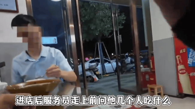 女子吐槽快餐店现金点餐被拒只能扫码！