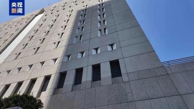 央视记者直击洛杉矶冲突现场 警方发射催泪弹