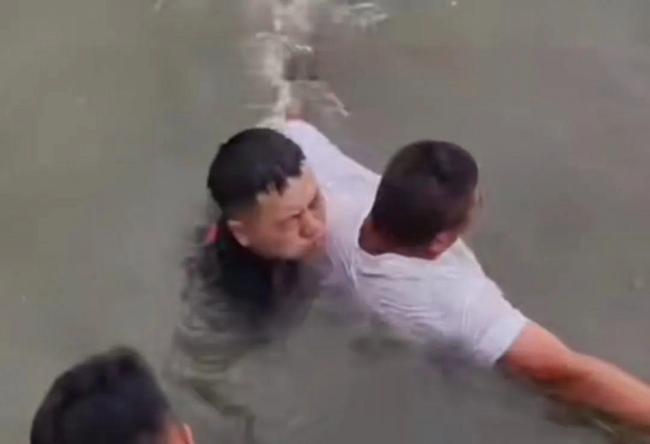 1名現(xiàn)役軍人跳湖連救5人