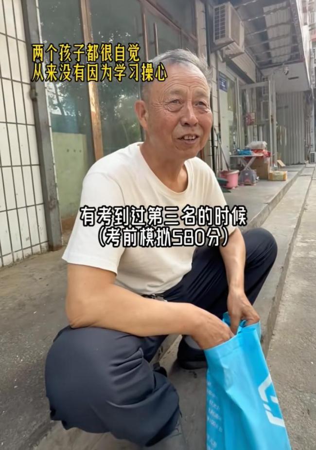 双胞胎男生走出考场朝老人磕头 感恩养育之恩