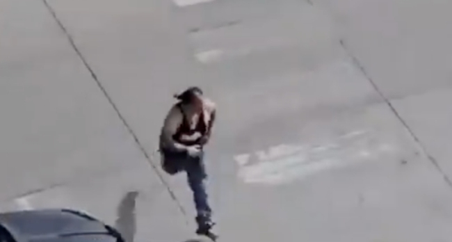 美国壮汉抗议者4拳打懵3警察 现场画面曝光：男女警捂头愣住