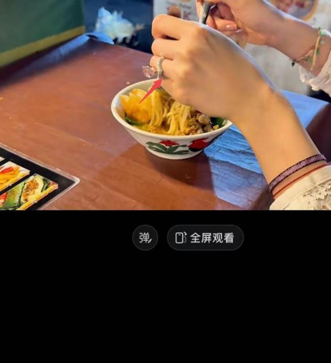 杨采钰晒近照孕肚明显