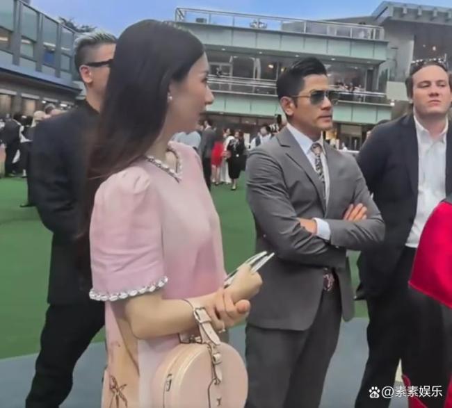 方媛穿宽松连衣裙陪郭富城看赛马 孕味十足幸福满满
