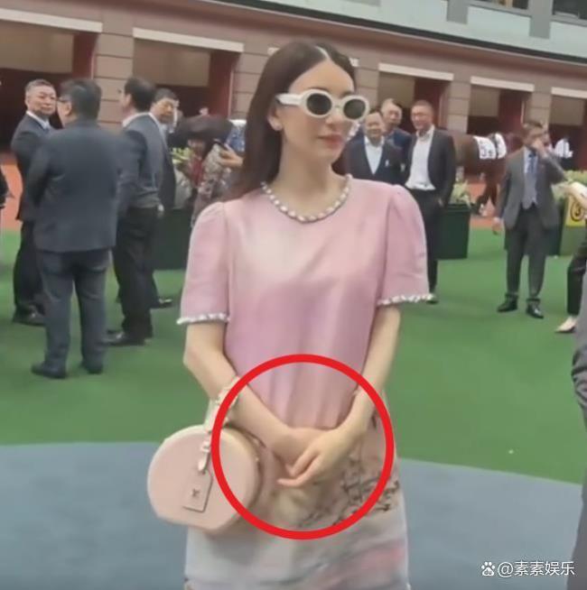 方媛穿宽松连衣裙陪郭富城看赛马 孕味十足幸福满满