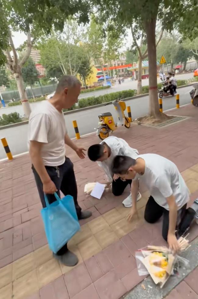 双胞胎男生走出考场朝老人磕头 感恩养育之恩