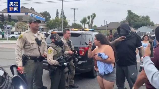 洛杉矶暴乱升级！特朗普派出军警高喊“解放洛杉矶！新华社记者中弹