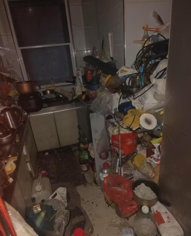 72岁老人家中清出近1吨废品