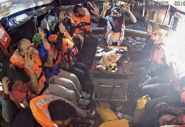 拒簽離開文件 “瑪?shù)铝铡碧?hào)8人被拘