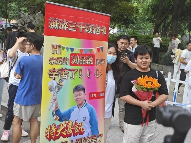 高考結(jié)束 媽媽送上鮮花 爸爸買來兒子喜愛的奶茶 溫暖瞬間定格青春記憶