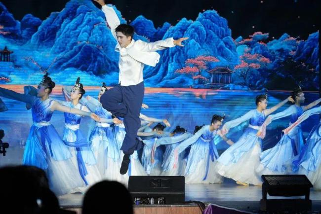 重慶中學(xué)畢業(yè)典禮堪比演唱會 青春盛宴璀璨星光