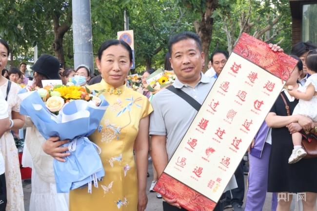高考落幕 青春正扬帆起航 陪考亲友团“花式接考”