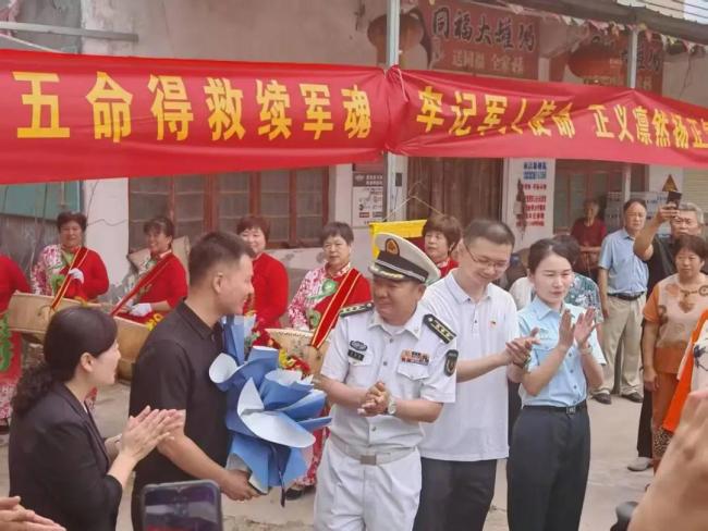 軍人張偉回憶水里連救5人情景哭了 忠孝難兩全的選擇