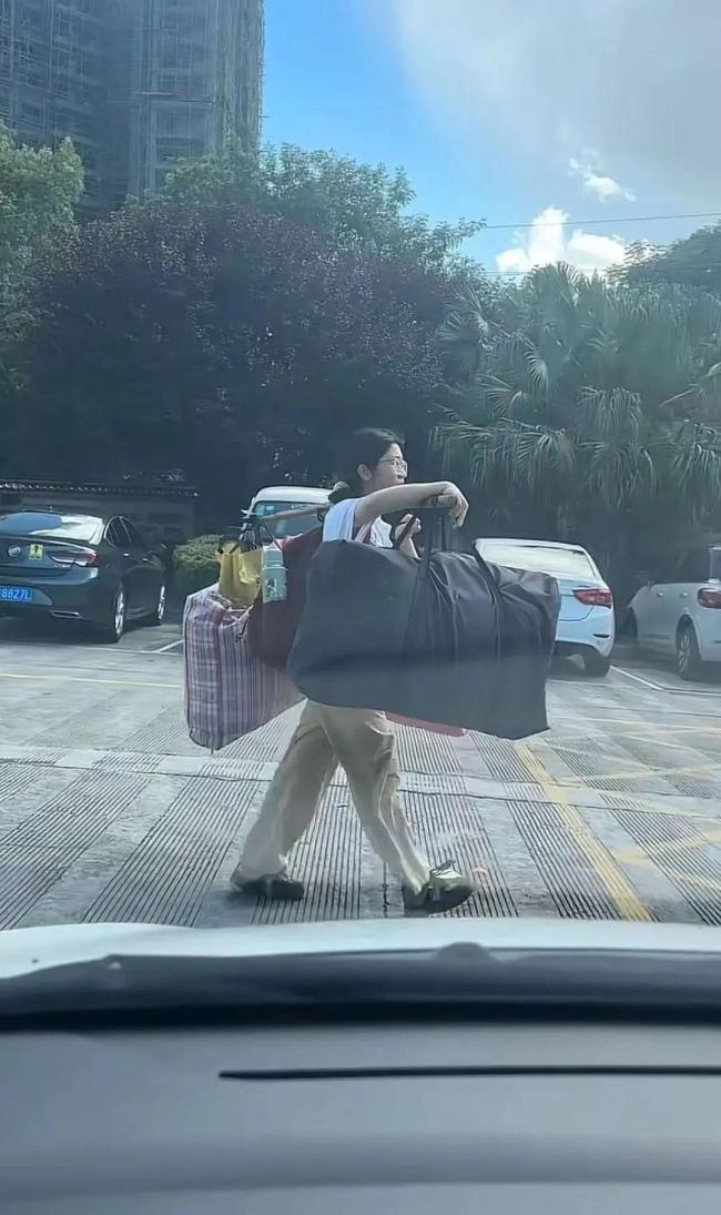 高考结束挑行李回家的女生发声 朴实行动感动网友
