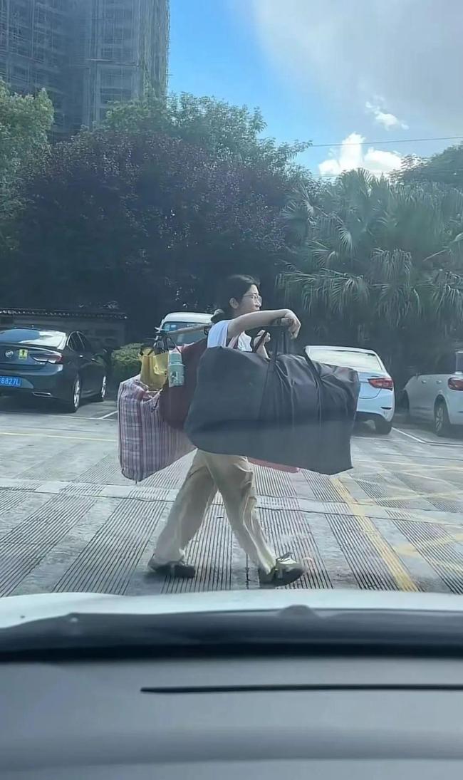 高考结束挑行李回家的女生想当老师 朴素身影引网友点赞