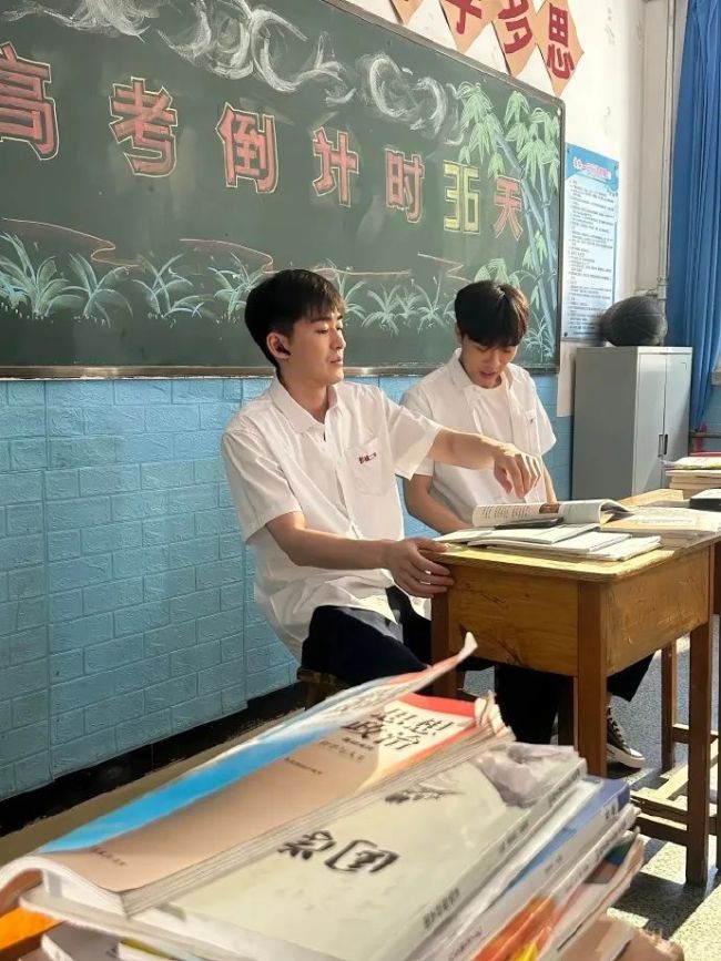 張翰回應(yīng)演高中生 角色閃回引熱議