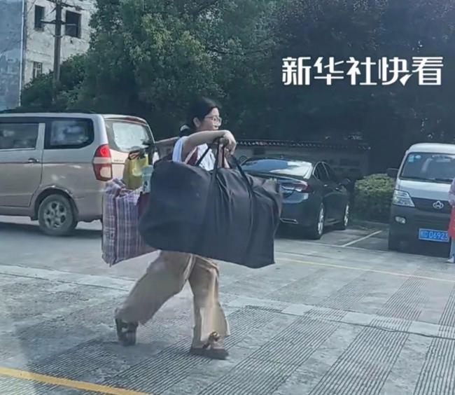 拒绝资助的扁担女孩为何圈粉 自立精神获赞