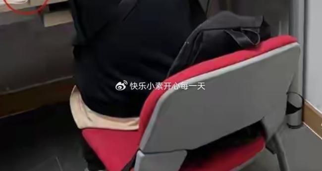 韦东奕办公桌上放着熟悉的大矿泉水瓶 纯粹数学天才的简单生活