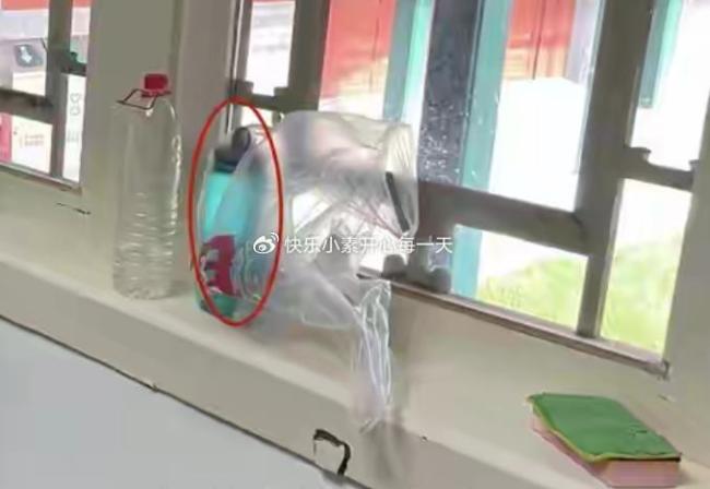韦东奕办公桌上放着熟悉的大矿泉水瓶 纯粹数学天才的简单生活