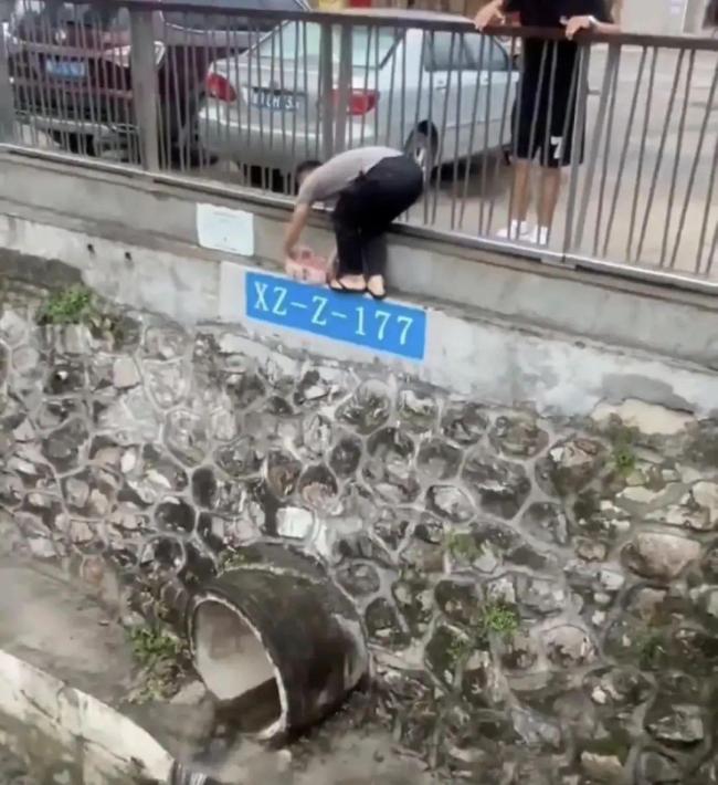 河道現(xiàn)大量鈔票系精神障礙患者丟棄 警方介入調(diào)查