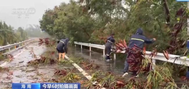 台风蝴蝶逼近掀起4米多巨浪 多地停课交通受阻