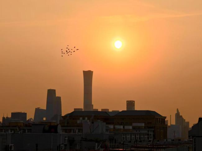 今天北京多云轉(zhuǎn)陰,西部北部有雷陣雨,最高氣溫33℃ 外出請(qǐng)帶雨具