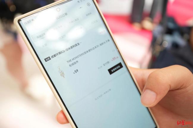 兩男子獨(dú)占LABUBU抽盒機(jī)20分鐘 潮玩熱潮引發(fā)搶購