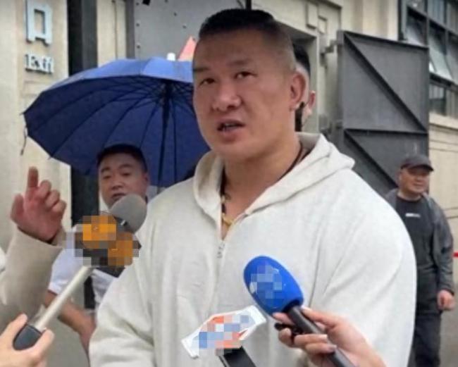 “馆长”同行主持人因烈士家书落泪！