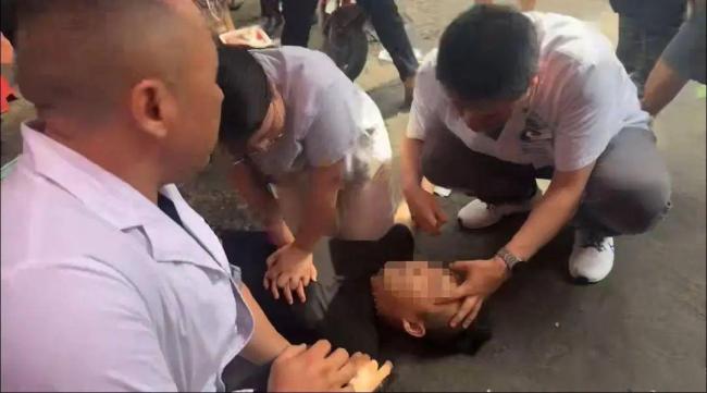 女藥師跪地按壓救回菜場暈倒男子 生死4分鐘搶回一命