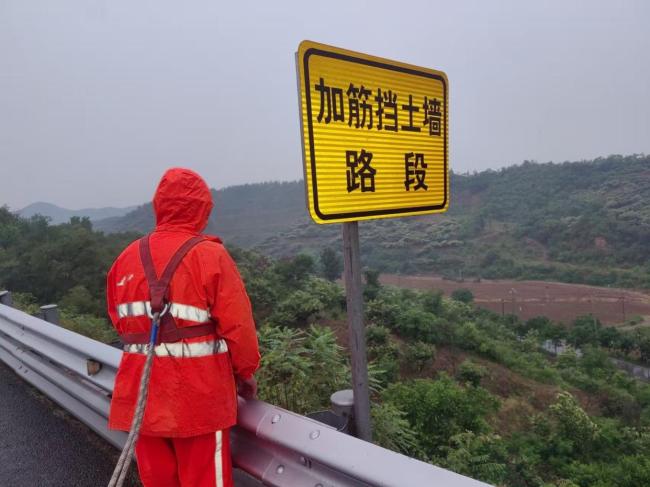 北京各條高速目前通行正常，首發(fā)養(yǎng)護(hù)已加強(qiáng)雨中巡視 防汛備勤全面展開