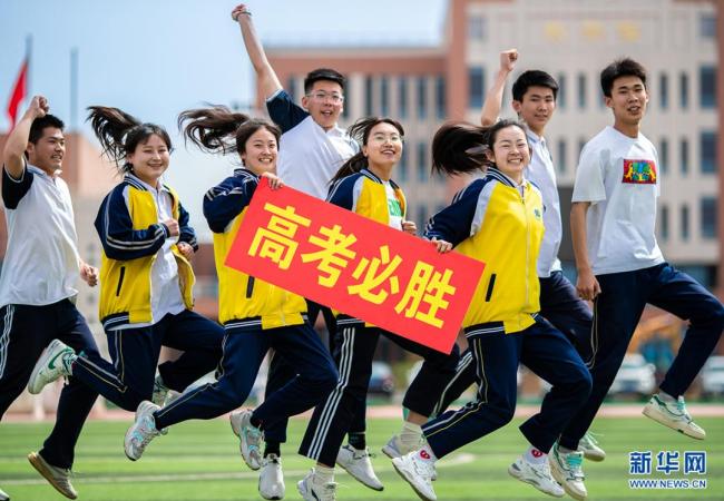 挑行李回家的女孩为何受到称赞 朴实坚韧打动人心