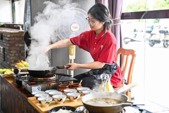 扁担女孩想赚钱带家人看外面的风景 坚韧追梦感动网友