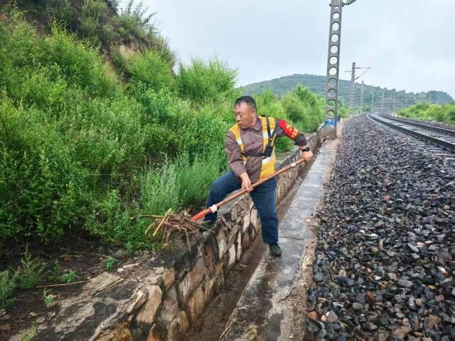 北京鐵路工作人員冒雨排查列車(chē)與路基安全隱患