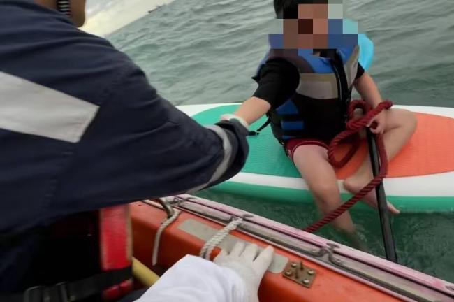 10歲男孩臺風(fēng)天海上漂流5小時 幸運獲救平安回家