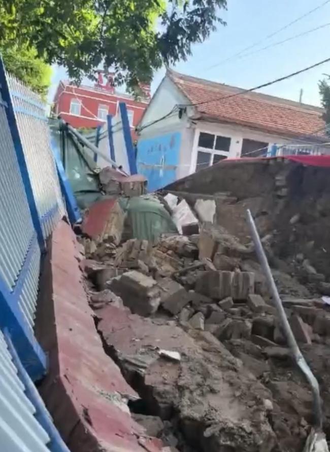 學校圍墻倒塌祖孫被砸身亡孕婦受傷 暴雨大風釀悲劇