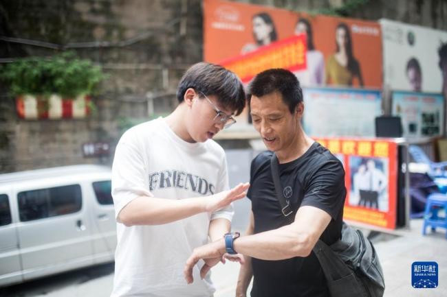 “棒棒”父親收到禮物了