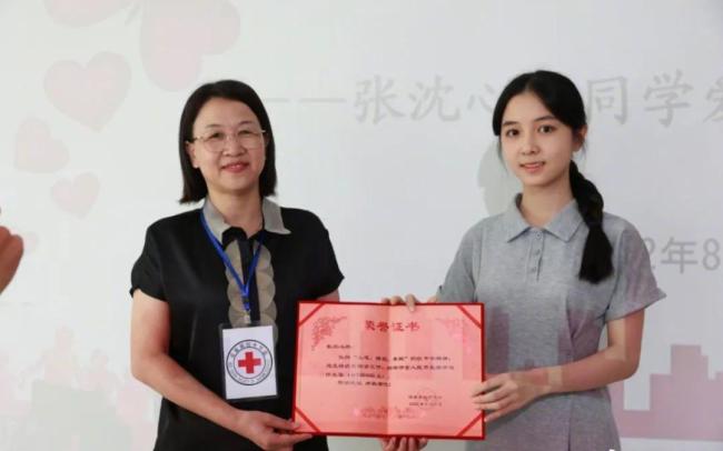 清华高颜值女孩父亲回应女儿直播