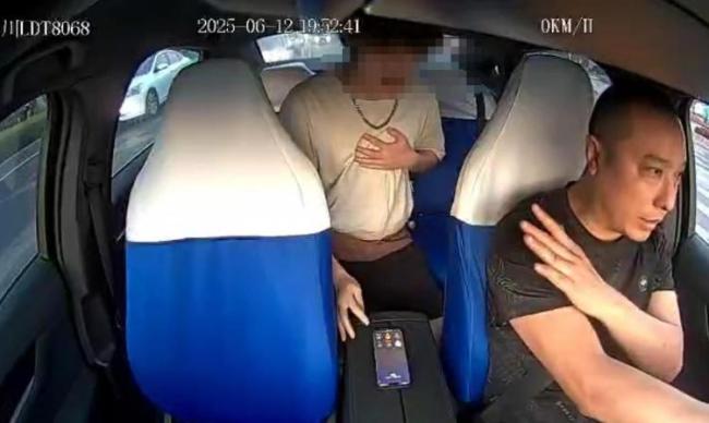 小伙打車看病途中超強自救