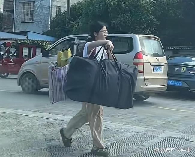 扁擔(dān)女孩沒有開通新媒體賬號