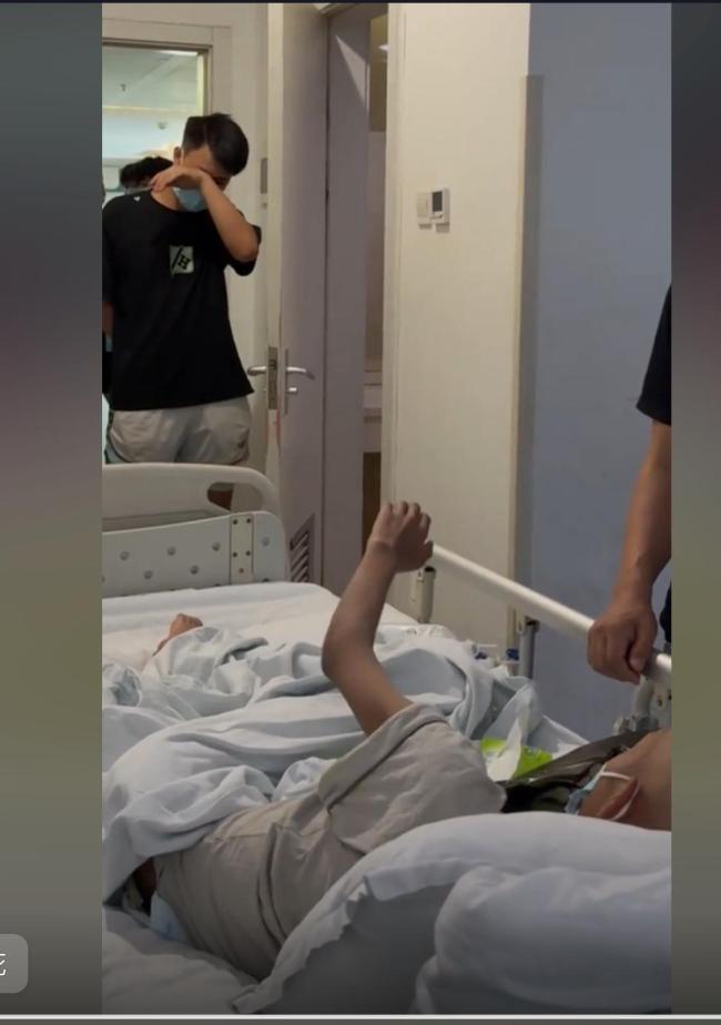 17岁男孩患白血病同学组织义卖 少年与病魔抗争获鼓励