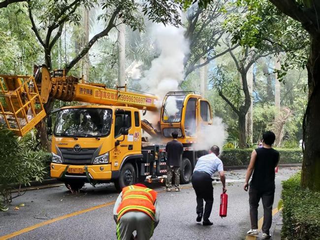 吊車起火 公交司機(jī)化身“救火衛(wèi)士”