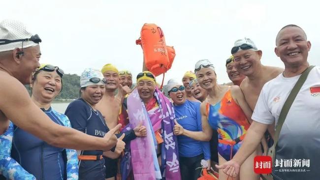 90歲老人挑戰(zhàn)橫渡長(zhǎng)江慶生 非凡體魄創(chuàng)奇跡