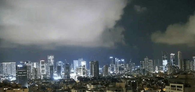 伊朗导弹密集发射以色列黑夜变白昼 中东局势骤然升级