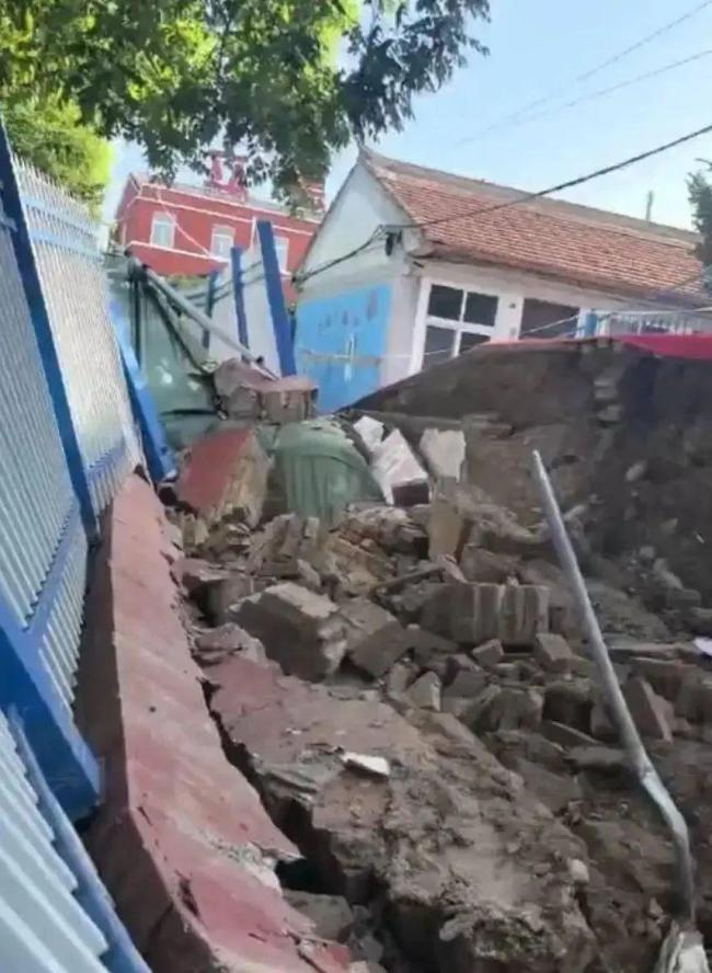 宁夏学校围墙倒塌致祖孙身亡 恶劣天气引发悲剧