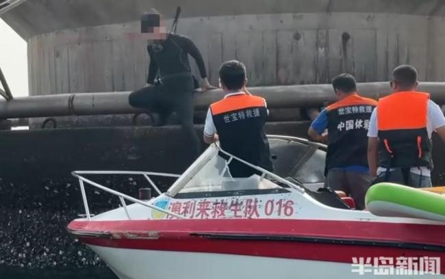 小伙桨板被冲走众人紧急救援 10分钟高效营救