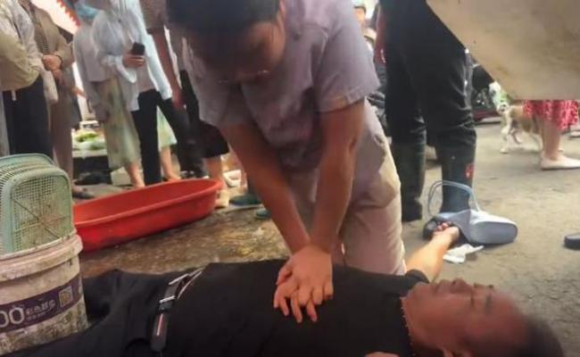 男子心脏骤停路过药剂师紧急施救 医者仁心再现