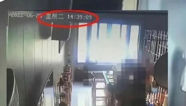 女儿实名举报交警继父私生活混乱 违纪违法引关注