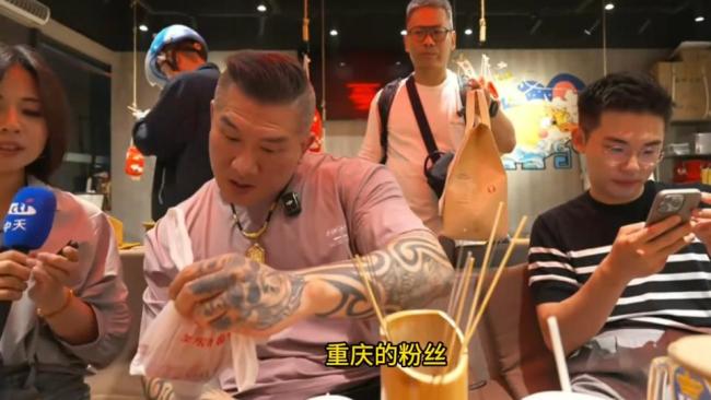 臺(tái)網(wǎng)紅“館長(zhǎng)”回顧大陸游幾近哽咽 真相之旅撕開信息繭房