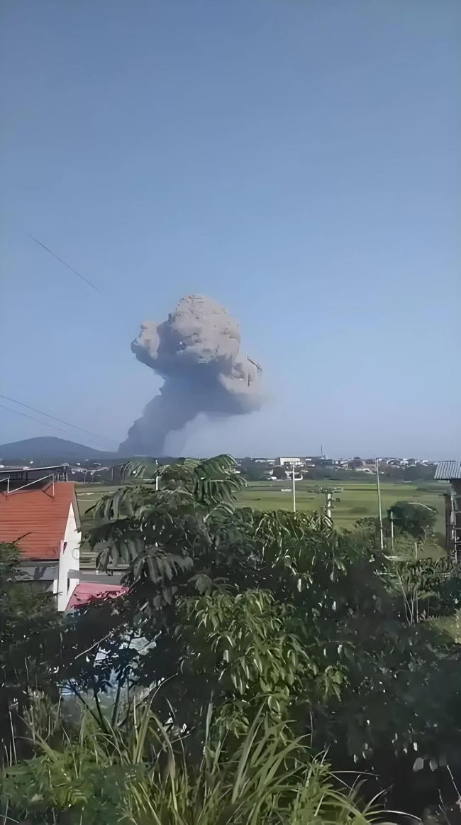 湖南爆炸花炮厂员工：趴水沟捡条命 炸飞石砸头逃生记