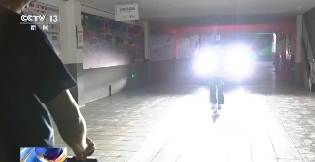 央视曝光电动自行车滥用远光灯 夜间出行隐患多