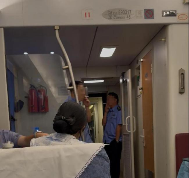 列車工作人員被舉報餐車內(nèi)吸煙